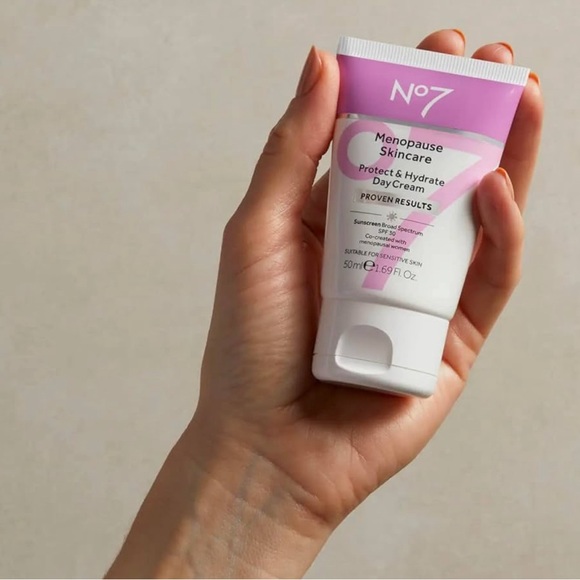 New No 7 Menopause (or not) skincare Protect & Hydrate Day Cream w/spf 30 - Day - Picture 6 of 8